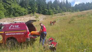 Intervenţie a salvamontiştilor, după ce un autoturism a ieşit de pe Transalpina şi s-a răsturnat