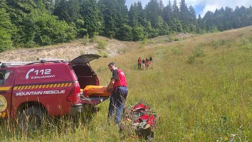 Intervenţie a salvamontiştilor, după ce un autoturism a ieşit de pe Transalpina şi s-a răsturnat