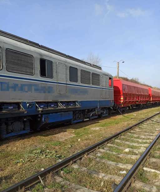 UPDATE - Argeş: Intervenţie a pompierilor după ce un incendiu a fost anunţat la o locomotivă, la Câmpulung/ Incendiul, cauzat de o problemă de natură electrică