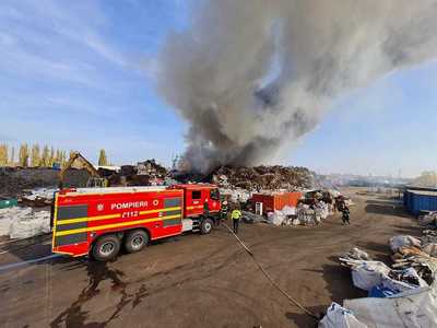UPDATE - Incendiu cu degajări mari de fum la un centru de reciclare a deşeurilor din Chitila/ Numărul echipajelor de intervenţie, suplimentat/ Suprafaţa afectată - 1.000 de metri pătraţi/ A fost emis mesaj Ro-Alert/ Precizările Ministerului Mediului - FOT
