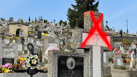 Administratorii cimitirului municipal din Alba Iulia au vopsit cu portocaliu crucile celor care nu au plătit concesiunea / Poliţiştii au deschis dosar penal  