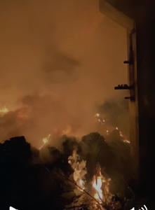 Hunedoara: Incendiu cu degajări mari de fum toxic la o fostă hală din Vulcan / Au ars deşeuri din mase plastice - VIDEO