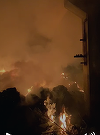 Hunedoara: Incendiu cu degajări mari de fum toxic la o fostă hală din Vulcan / Au ars deşeuri din mase plastice - VIDEO