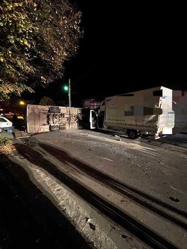 Treisprezece persoane, la spital după ce un microbuz şi o autoutilitară s-au ciocnit, într-o intersecţie din Alexandria/ După impact, microbuzul s-a răsturnat - FOTO