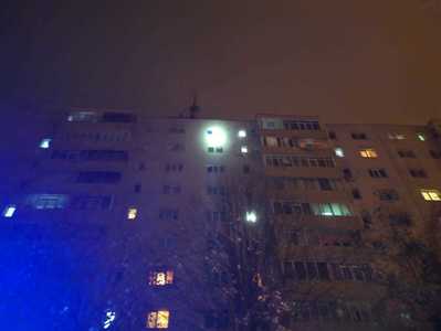 Tânăr de 21 de ani, mort după ce a căzut de la etajul 10 al unui bloc din Ploieşti / Părinţii, duşi la spital / Mai multe aparate de aer condiţionat, distruse în cădere