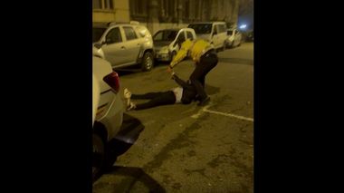 UPDATE - Timişoara: Dosar penal, după ce un bărbat a distrus mai multe bunuri la intrarea într-un bloc şi a zgâriat o maşină parcată

