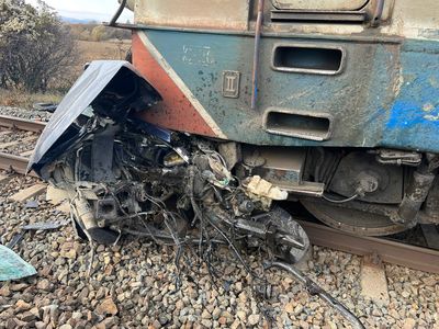 UPDATE - Bacău: Un bărbat a murit după ce maşina în care se afla a fost lovită de tren / 25 de călători se aflau în garnitură / Bărbatul nu s-a oprit la trecerea la nivel cu calea ferată
