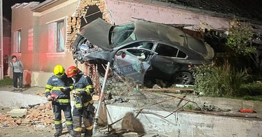 Satu Mare: Un bărbat a murit după ce a intrat cu maşina în zidul unei case / El nu avea permis de conducere 