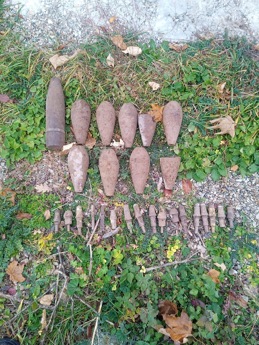 Mai multe elemente de muniţie din cel de-Al Doilea Război Mondial, găsite într-o pădure din Neamţ  - FOTO
