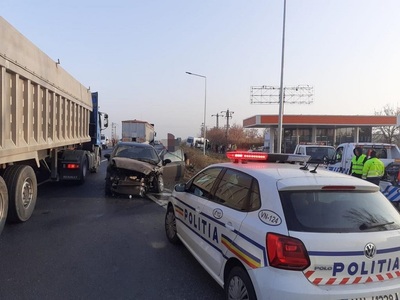 Vrancea - Nouă persoane au fost rănite în urma ciocnirii dintre un microbuz şi un autotusm, pe DN2 - FOTO