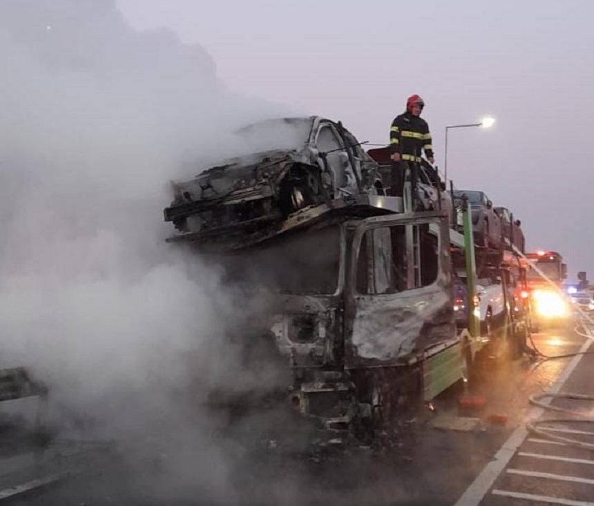 Olt: Incendiu izbucnit la o platformă care transporta opt autoturisme/ Capul tractor al platformei şi patru autoturisme, distruse de flăcări - FOTO
