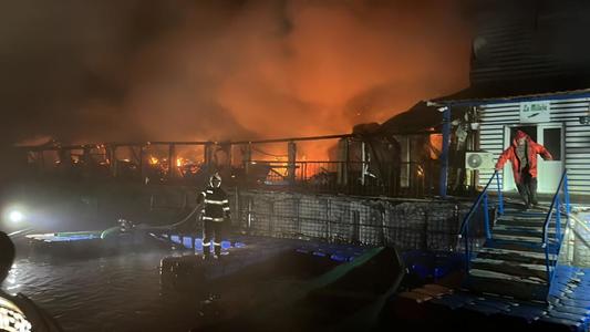 Incendiu puternic la o pensiune din Delta Dunării/ Şapte turişti s-au autoevacuat/ O persoană cu intoxicaţie cu fum necesită asistenţă medicală - FOTO, VIDEO