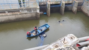 UPDATE - O maşină a căzut în Lacul Floreasca din Capitală / Două persoane din vehicul au fost duse la spital / Precizările poliţiştilor - FOTO, VIDEO