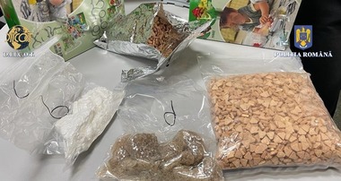 Şase percheziţii în Bucureşti, într-un dosar de trafic de droguri/ Două persoane, suspectate că au adus în ţară şi au vândut ecstasy