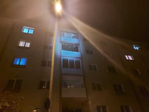 Incendiu într-un apartament din municipiul Reşiţa/ O persoană a fost transportată la spital pentru evaluare medicală/ Focul a pornit de la o lumănâre aprinsă, având loc şi o deflagraţie cauzată de fenomenul backdraft