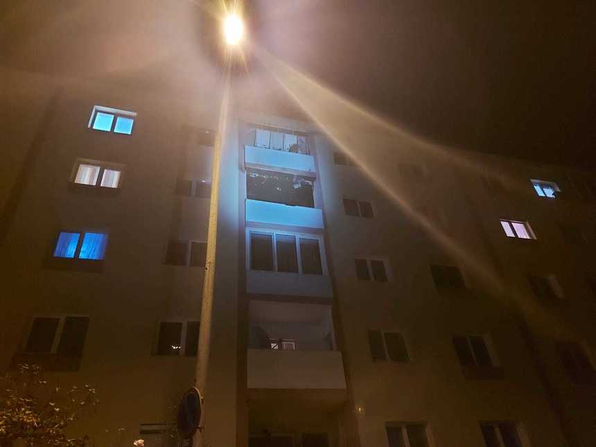 Incendiu într-un apartament din municipiul Reşiţa/ O persoană a fost transportată la spital pentru evaluare medicală/ Focul a pornit de la o lumănâre aprinsă, având loc şi o deflagraţie cauzată de fenomenul backdraft