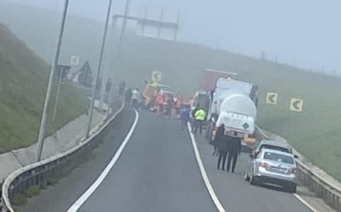 UPDATE - Trafic blocat între Gilău şi Nădăşelu după un accident rutier între un autoturism şi un autocamion. Două persoane au rămas încarcerate, una dintre cele fiind declarată decedată