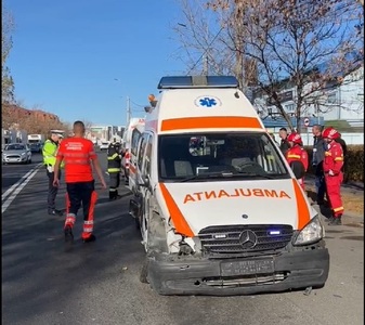 Ambulanţă implicată într-un accident rutier, în Târgovişte
