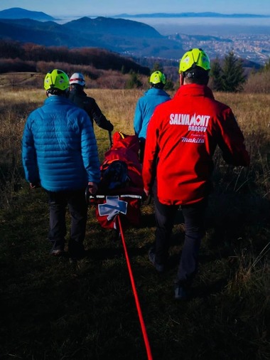 Parapantist accidentat în masivul Piatra Mare, recuperat de către salvamontişti 
