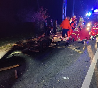 UPDATE - Grav accident de circulaţie în judeţul Bihor, unde o maşină şi o căruţa s-au ciocnit / Cinci persoane au fost rănite şi un copil de 7 ani a murit  