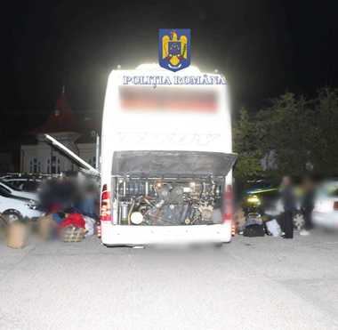 Giurgiu: Îmbrăcăminte, încălţăminte şi parfumuri contrafăcute în valoare de 200.000 de lei, descoperite într-un autocar