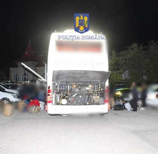 Giurgiu: Îmbrăcăminte, încălţăminte şi parfumuri contrafăcute în valoare de 200.000 de lei, descoperite într-un autocar