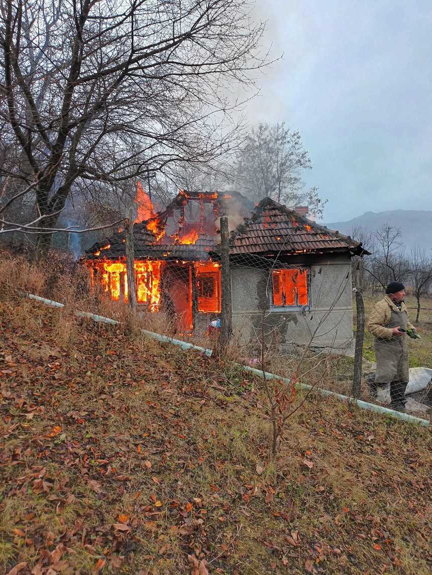 Buzău: Doi copii au murit în urma unui incendiu care le-a cuprins locuinţa