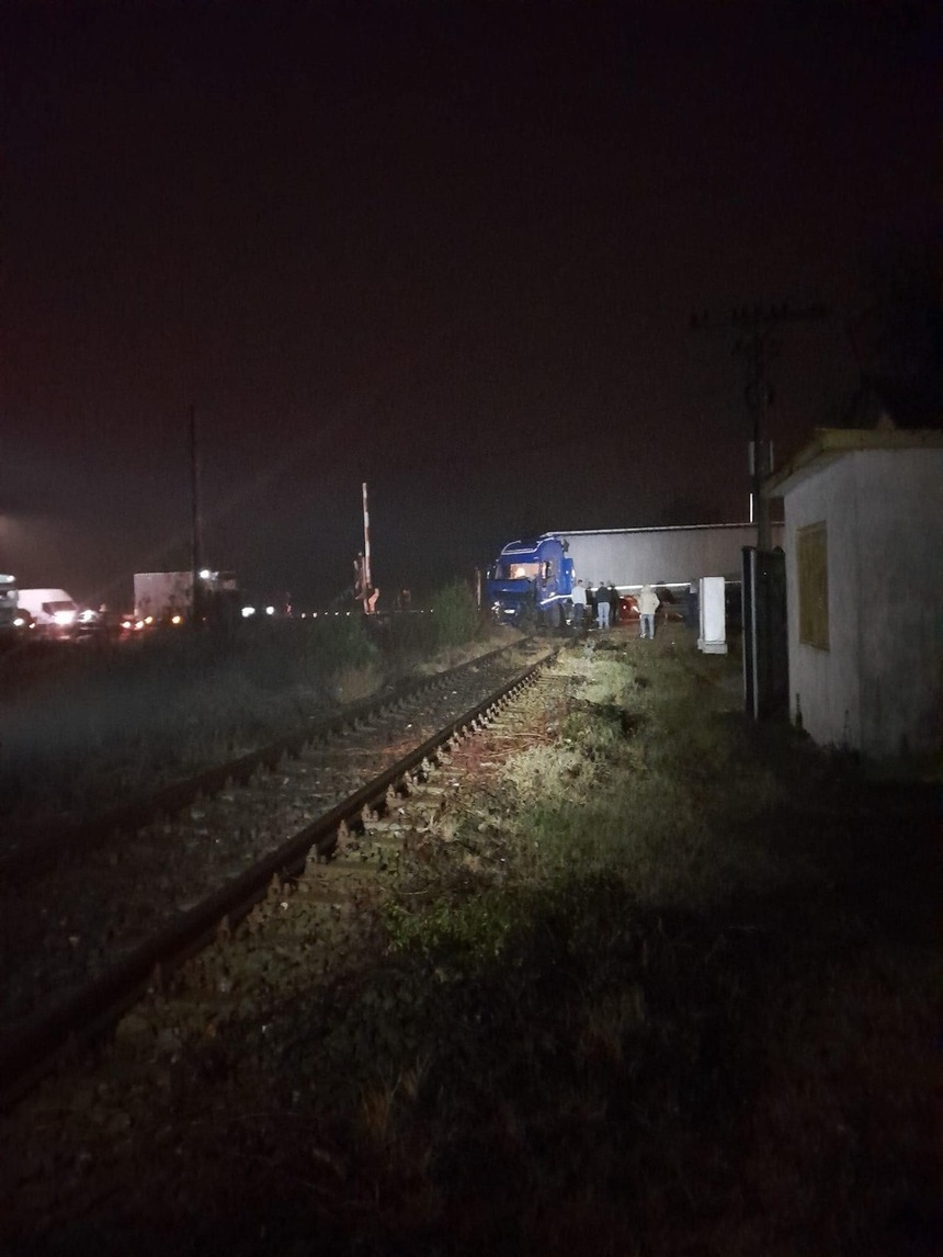 Prahova: Un TIR care a derapat, a blocat timp de aproape o oră traficul rutier şi feroviar între Ploieşti şi Braşov - FOTO
