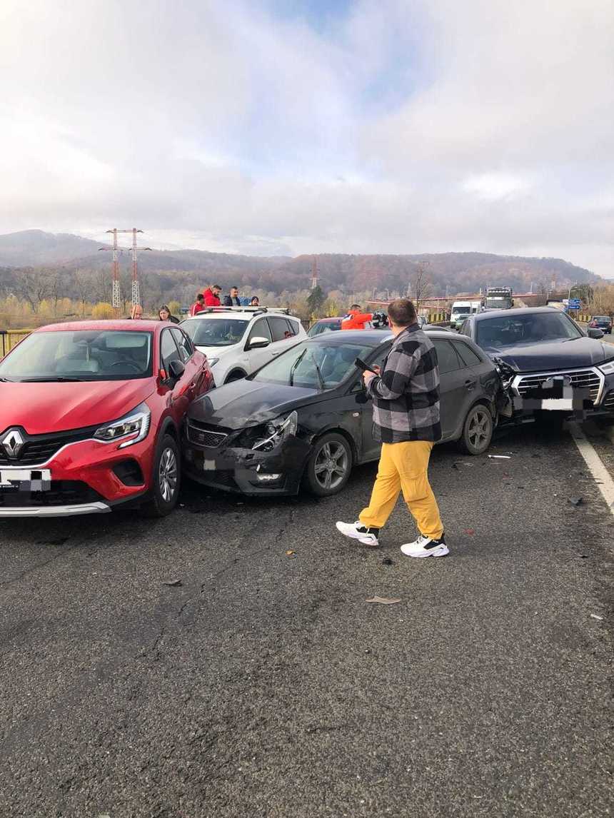 Şapte autovehicule, implicate într-un accident în lanţ pe DN 1, între Ploieşti şi Braşov - FOTO, VIDEO