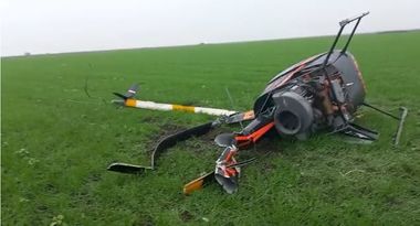 Timişoara: Un elicopter a aterizat forţat din cauza vremii, apoi s-a răsturnat / Cele două persoane aflate în aparatul de zbor nu au fost rănite
