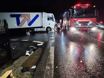 UPDATE - Vâlcea: Autocar cu pasageri acroşat de un TIR / O persoană a fost transportată la spital / Îngrijiri acordate mai multor persoane
