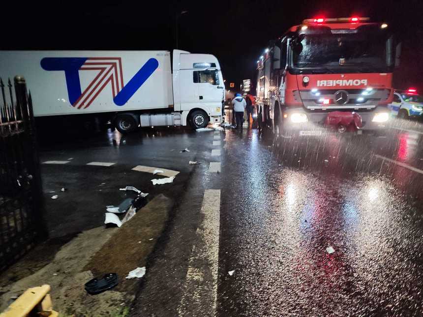 UPDATE - Vâlcea: Autocar cu pasageri acroşat de un TIR / O persoană a fost transportată la spital / Îngrijiri acordate mai multor persoane