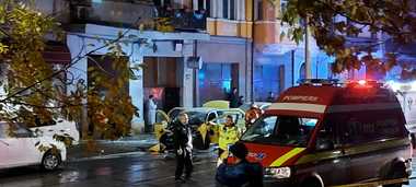 Accident grav în Capitală - Un taxi s-a ciocnit cu un autobuz; şoferul taxiului a murit, iar cei patru pasageri din autoturism au fost răniţi - FOTO