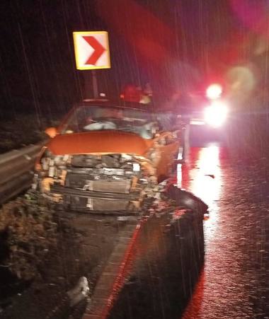 Caraş Severin - Accident pe DN6 - O peroană a murit şi alte două au fost rănite după ce remorca unui autocamion a ajuns pe contrasens, ciocnindu-se cu un autoturism - FOTO