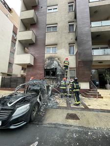 O maşină a luat foc pe o stradă din Bucureşti, iar focul s-a extins la faţada unui imobil şi la un alt autoturism / 7 persoane, evacuate - FOTO