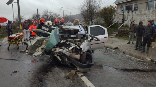 Bacău: Accident grav pe DN 2 G – Două persoane au murit, după ce o maşină şi un camion s-au ciocnit  - FOTO