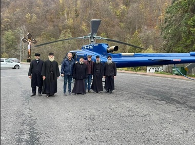 Gorj: Amendă de 4.000 de lei dată de poliţie, după ce un elicopter a aterizat în parcarea mănăstirii Lainici / Pasagerul, jurnalist la o publicaţie cu caracter religios, a postat imagini pe Facebook
