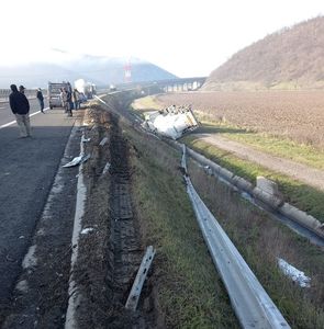 Hunedoara: O cisternă a lovit autoturismul echipajului de pază al autostrăzii şi s-a răsturnat / Două persoane, transportate la spital - FOTO