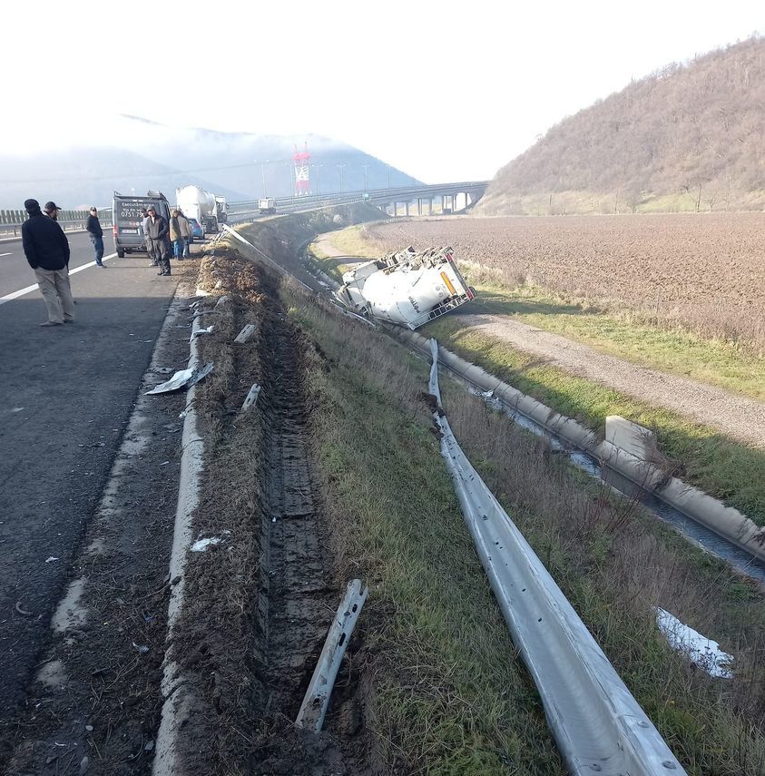 Hunedoara: O cisternă a lovit autoturismul echipajului de pază al autostrăzii şi s-a răsturnat / Două persoane, transportate la spital - FOTO