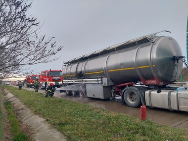 Incendiu la o cisternă încărcată cu adeziv pentru autovehicule, pe A3 / Trafic îngreunat 