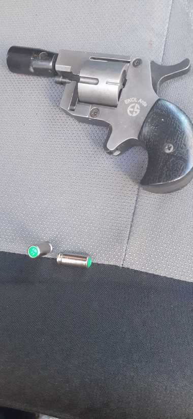 UPDATE - Bărbat cu o armă, depistat în zona Colegiul Naţional ”Ion Maiorescu” din Giurgiu / Jandarmii alertaţi de un trecător au constatat că e vorba de o armă neletală, dar pentru care trebuie autorizaţie / Precizările poliţiştilor