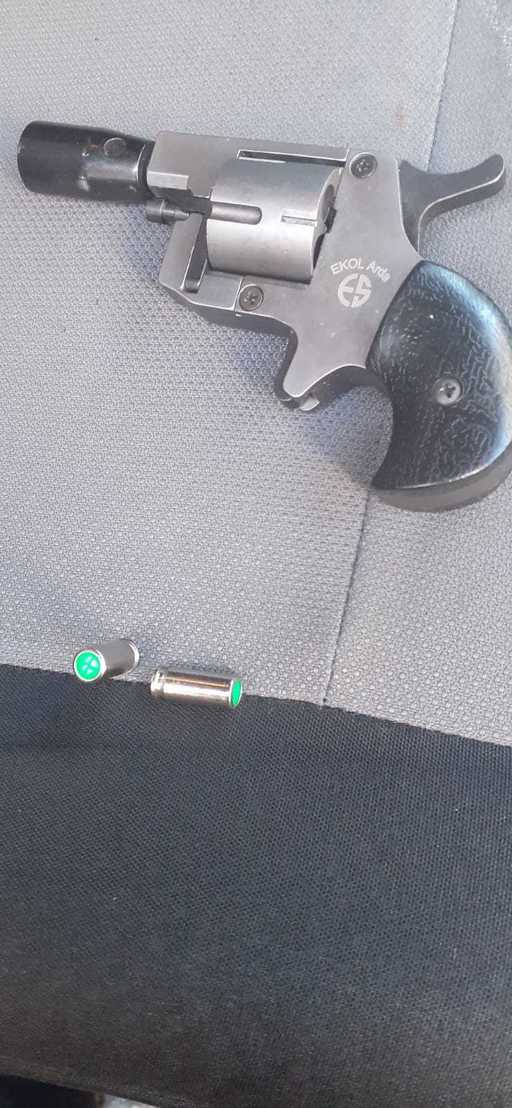 UPDATE - Bărbat cu o armă, depistat în zona Colegiul Naţional ”Ion Maiorescu” din Giurgiu / Jandarmii alertaţi de un trecător au constatat că e vorba de o armă neletală, dar pentru care trebuie autorizaţie / Precizările poliţiştilor
