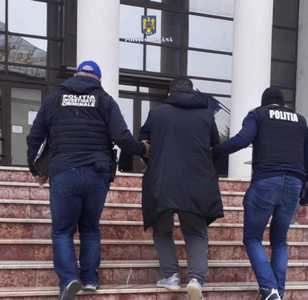 Giurgiu: Bărbat arestat preventiv pentru înşelăciune şi uzurpare de calităţi oficiale, după ce a pretins că e poliţist de frontieră şi a cerut unui cetăţean străin bani