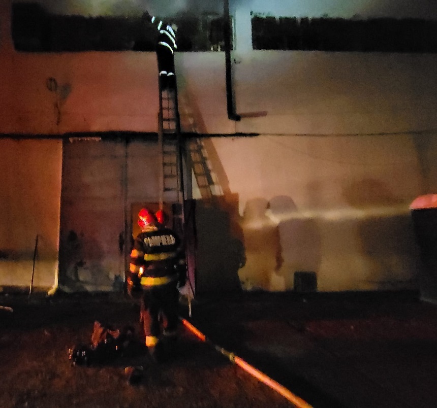 Incendiu la un service auto din Constanţa/O maşină a ars în totalitate, iar alte 14 au fost afectate de temperatura ridicată şi de fum - FOTO