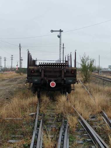 Giurgiu: Doi tineri, reţinuţi pentru furtul a sute de componente metalice destinare reabilitării reţelei CFR. Peste 300 de plăci metalice, dintre cele sustrase, găsite în curtea unei firme