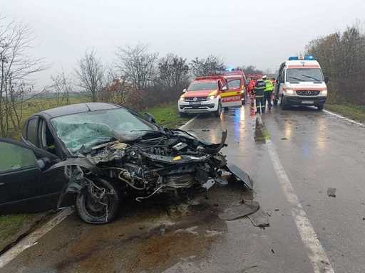 UPDATE - Timiş: Două maşini implicate într-un accident rutier, un autoturism a luat foc / Un bărbat a murit - FOTO