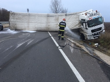 Giurgiu: Un TIR încărcat cu îngrăşământ s-a răsturnat pe drumul naţional 5, producându-se scurgeri de carburant / Traficul este oprit pe ambele sensuri
