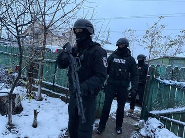 Botoşani: Percheziţii la persoane suspectate că ar fi cupat urechile şi ar fi tăiat cozile unor câini / Au fost găsiţi peste 60 de câini ţinuţi în condiţii improprii 