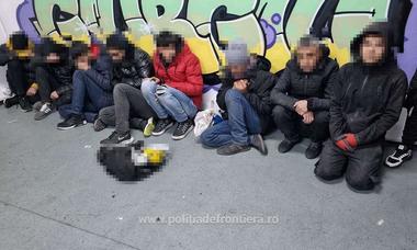 Giurgiu: Opt cetăţeni sirieni, prinşi când încercau să intre ilegal în România ascunşi într-un microbuz, printre marfă/ Şoferul, care a încercat să le dea mită poliţiştilor de frontieră, şi un pasager, reţinuţi - VIDEO