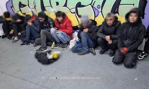 Giurgiu: Opt cetăţeni sirieni, prinşi când încercau să intre ilegal în România ascunşi într-un microbuz, printre marfă/ Şoferul, care a încercat să le dea mită poliţiştilor de frontieră, şi un pasager, reţinuţi - VIDEO